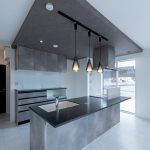 ブラックの天板を採用したオープンキッチン