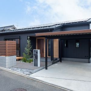 ブラックの外壁に木目のラップサイディングがかっこいいお洒落な外観