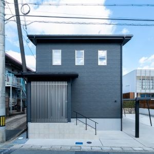 ブラックの外壁がかっこよくスタイリッシュな外観。
玄関前の格子が目隠しとなり前面道路からの視線を遮ります。