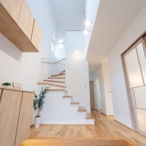 吹抜けを通して北側からの柔らかい光が注がれる玄関
玄関～階段室に繋がるダイナミックな吹抜けが魅力です。