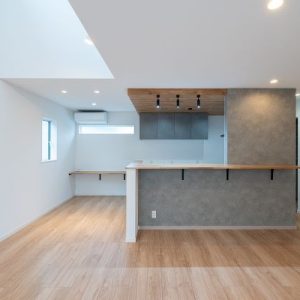 木目の落ち天井にキッチン前のグレーのクロスが落着きのあるキッチンにしてくれます。