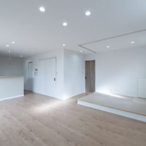 白をベースに明るく開放的な空間
