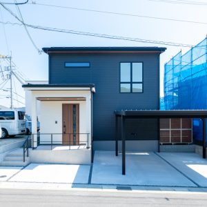 吹抜の段窓が印象的な外観