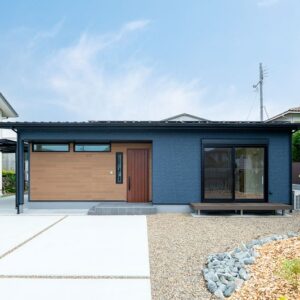 ネイビーと木目が落ち着いた外観。 植栽や外構が雰囲気をさらに引き立てます。
