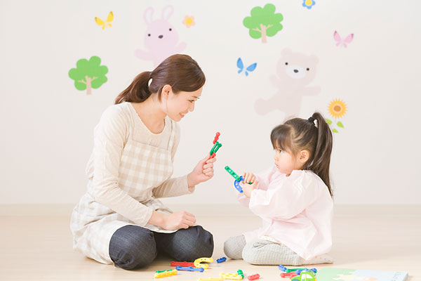 仲良く遊ぶ娘と母親