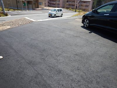 駐車場舗装工事　カーブを設け道路との高低差を軽減