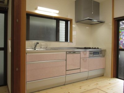 キッチンリフォーム　ピンクの流し台に無垢の床　温かくかわいいキッチンに