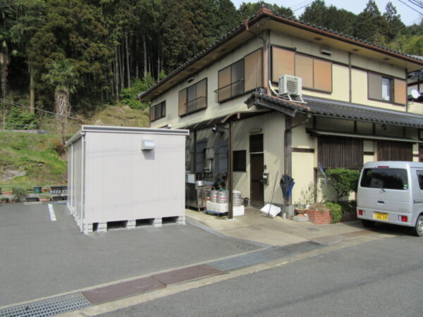 物置テラス設置工事　梅雨入り前屋外通路の雨対策　冷蔵庫用倉庫