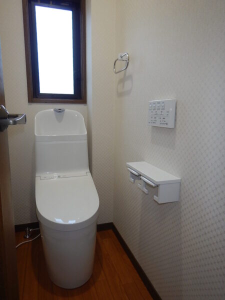トイレ取替　床も壁も貼り替えてすっきり綺麗
