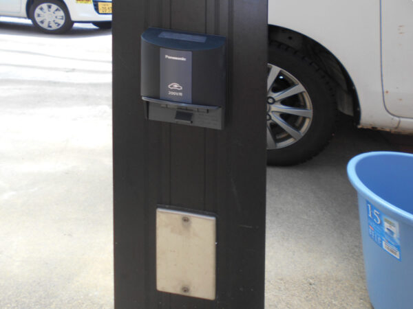 カーポートで電気自動車の充電　EV車充電用コンセント取付工事