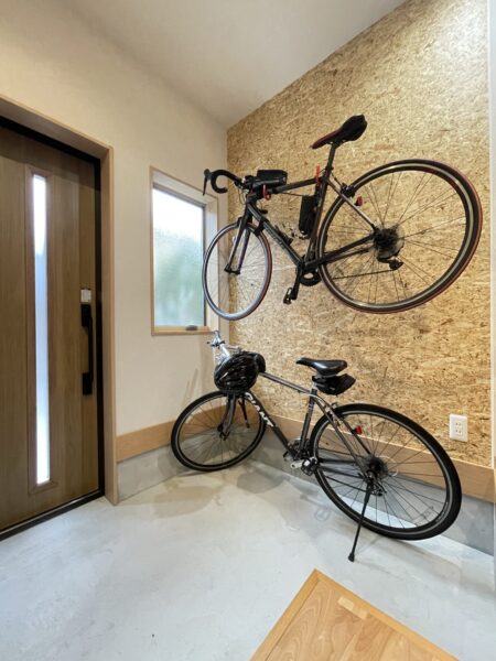 福知山市｜玄関に自転車壁掛け　第二の人生を快適に楽しむ1Fフルリフォーム