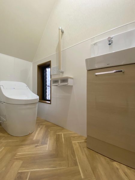綾部市｜トイレの壁にキッチンパネルがオススメ!見違えるトイレ空間に