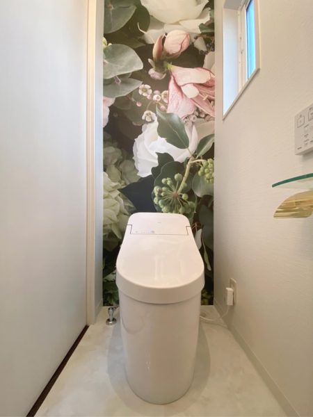 トイレリフォーム｜花柄アクセントで上質な空間に変身