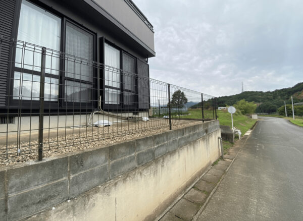 福知山市｜剪定いらずでスッキリ快適！生垣をフェンスにした外構リフォーム