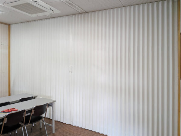 福知山市｜壁を作らず空間を区切る｜アコーデオンカーテン施工事例