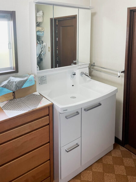 福知山市｜古くなった洗面化粧台を収納付き三面鏡タイプへ交換