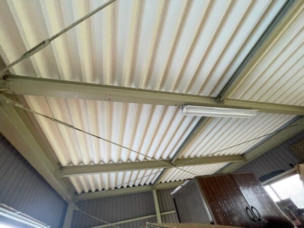 車庫倉庫塗装工事　倉庫天井の結露防止