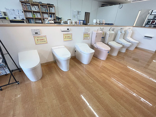 ショールームに展示中のトイレの写真